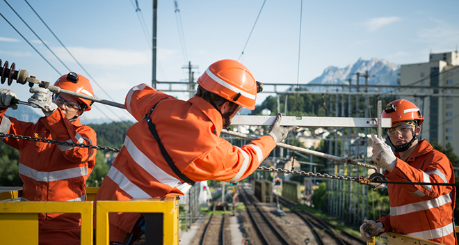 Les électriciens de réseau en plein travail (© login formation professionnelle)